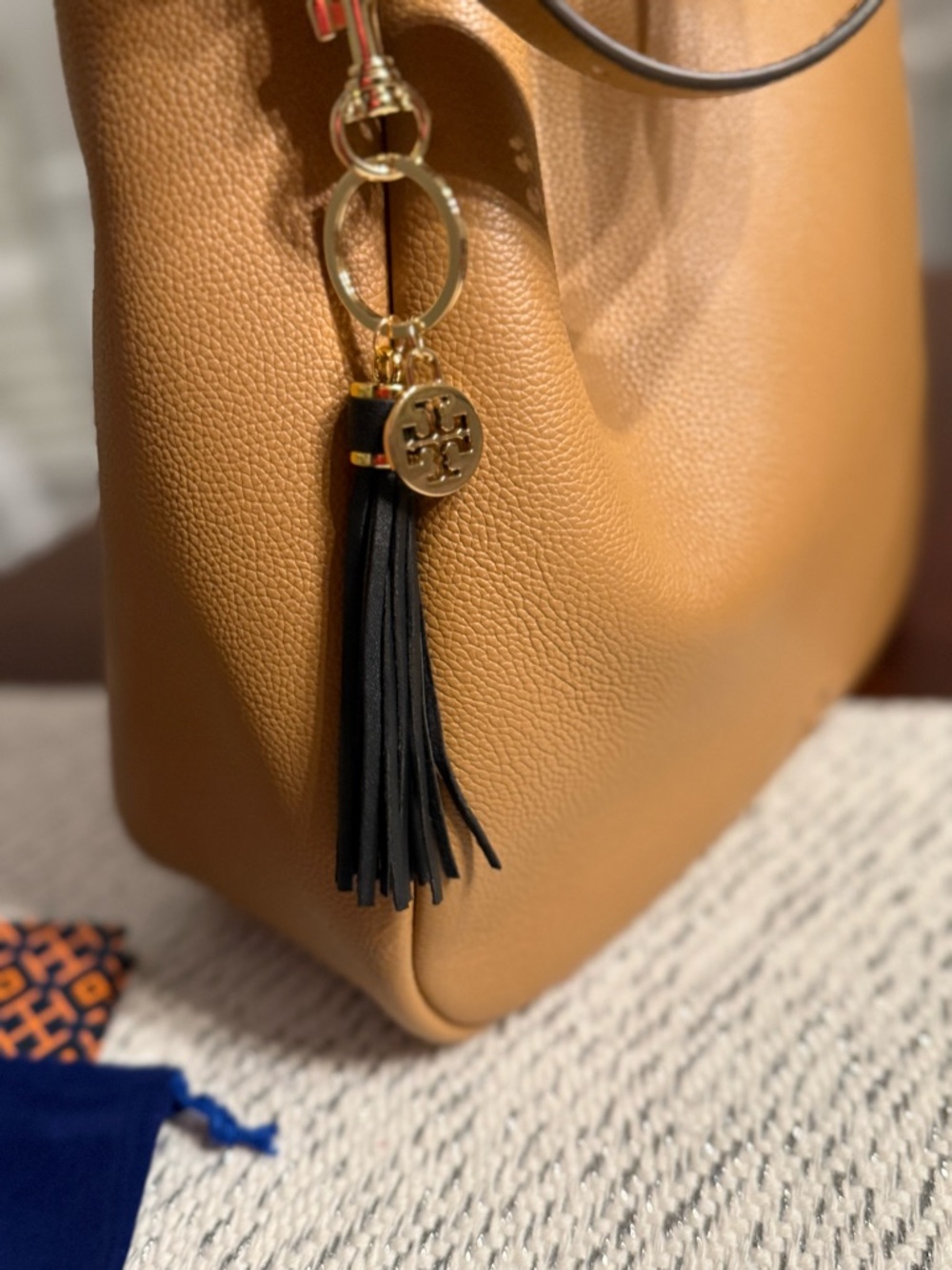 LAST ONE! 🚨 NEW. Bag charm or keychain with Tory Burch medallion + gift wrap - Picture 11 of 16